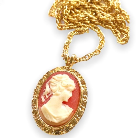 Vintage 70s Cameo Silhouette Embossed Medallion Necklace - Picture 1 of 5